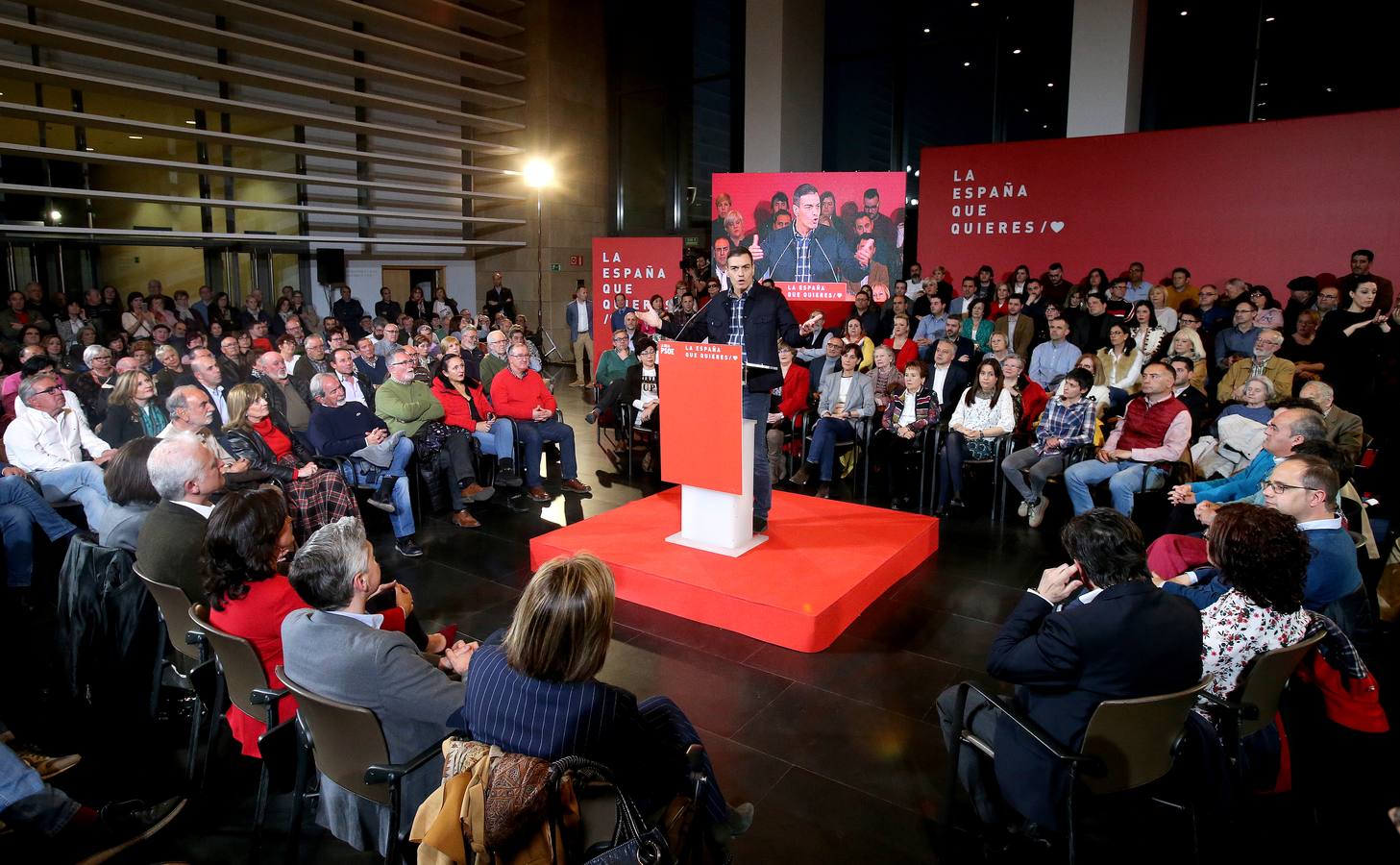 El presidente del Gobierno protagoniza un enfervorizado mitin en Riojaforum y pide el voto para Andreu y Hermoso de Mendoza