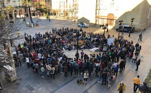 Varios cientos de personas se concentran contra el cambio climático en la plaza del Mercado