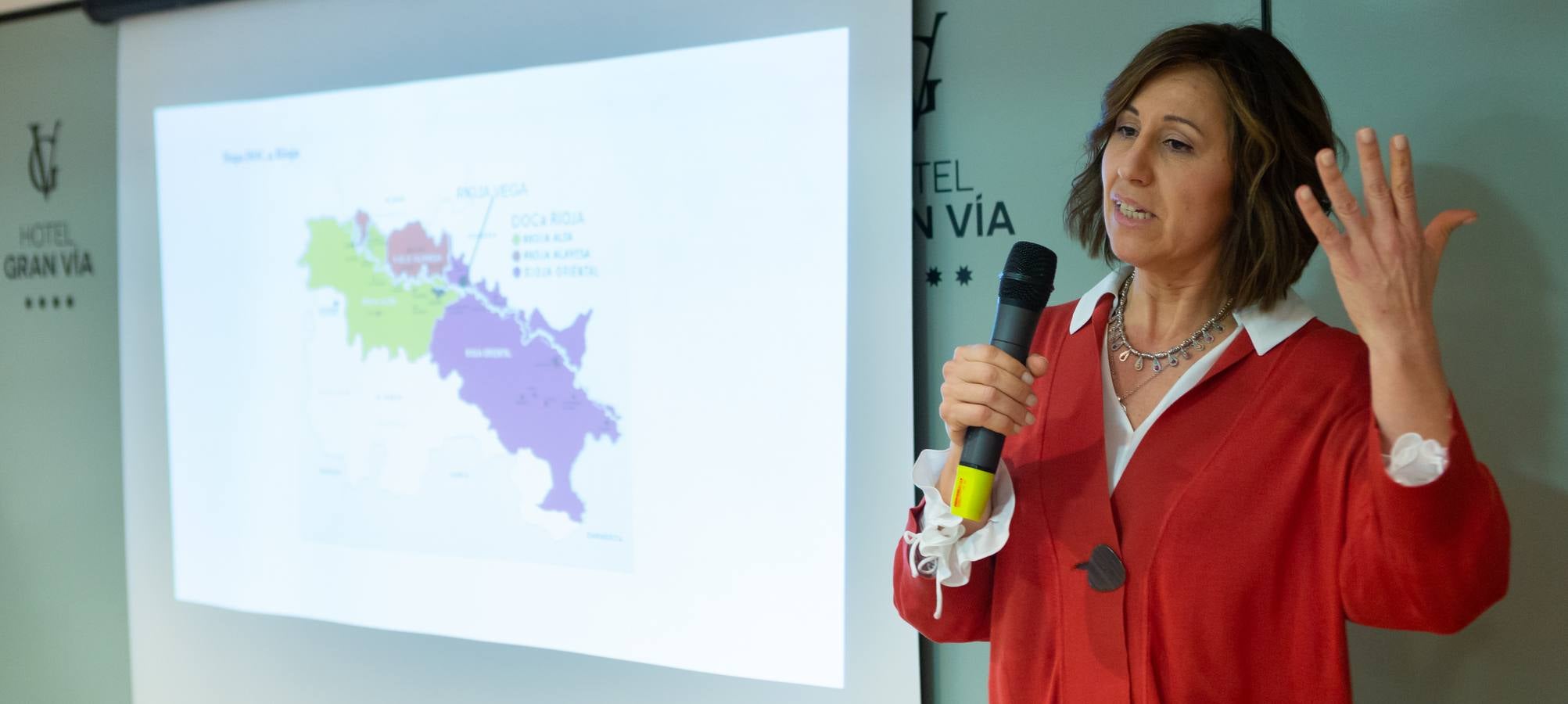 Esperanza Elías, enóloga de Rioja Vega, presentó los nuevos vinos de la bodega de Viana.