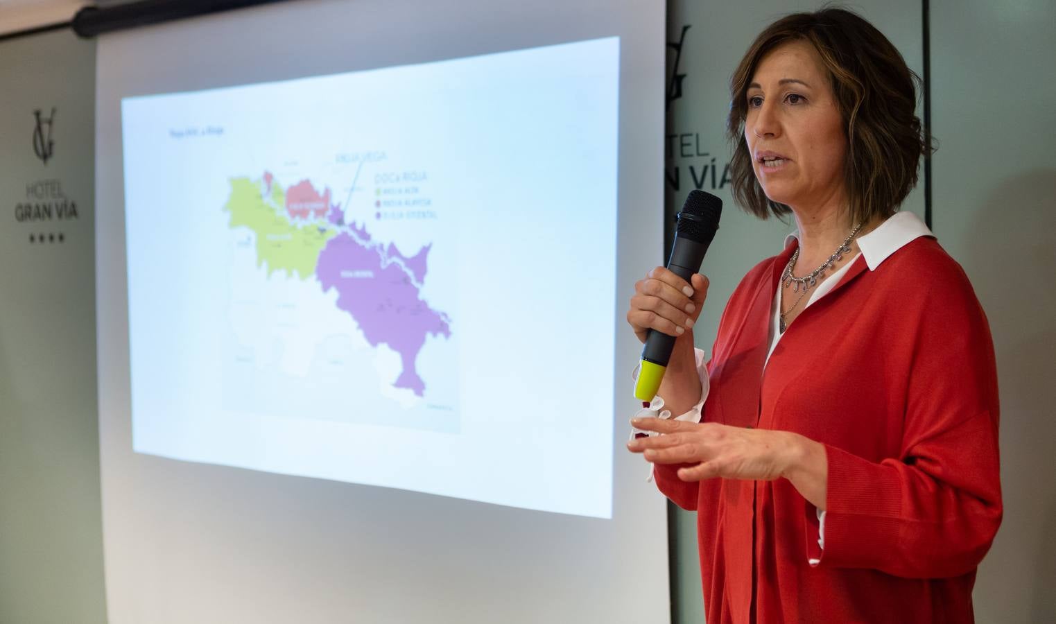 Esperanza Elías, enóloga de Rioja Vega, presentó los nuevos vinos de la bodega de Viana.