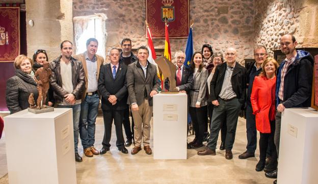 Participantes, en la inauguración de la exposición de esculturas inspiradas en el santo ingeniero. :: 