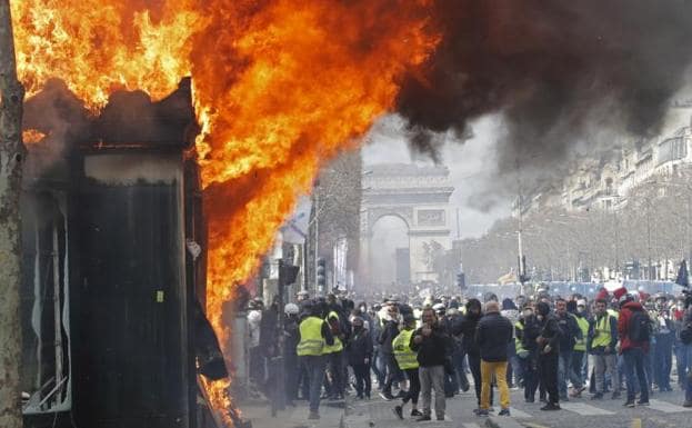 Imagen principal - La violencia vuelve a París cuando los &#039;chalecos amarillos&#039; cumplen cuatro meses