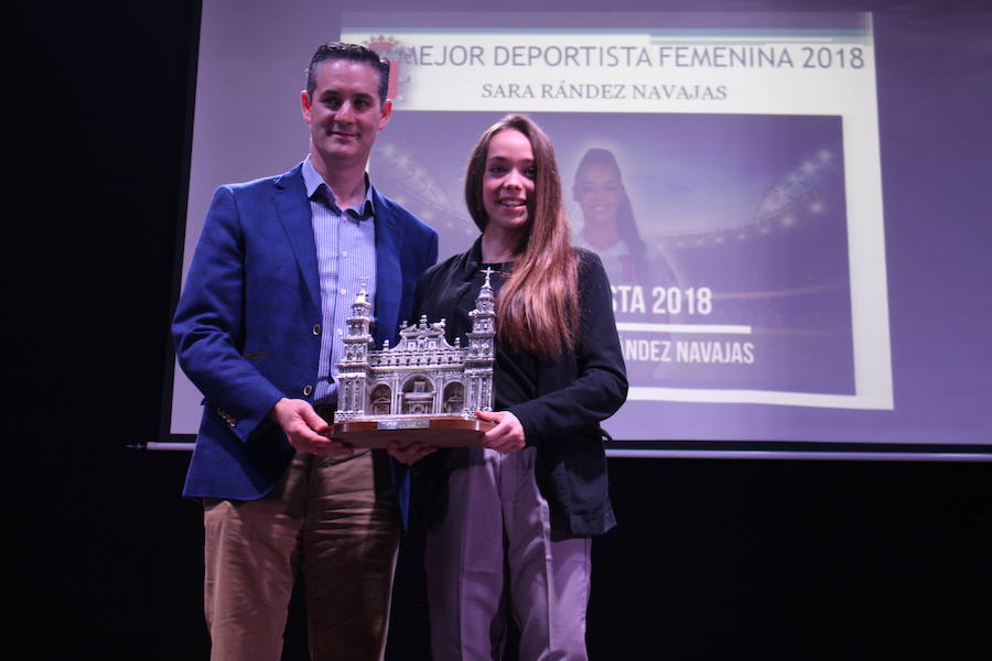 La futbolista Sara Rández y el piloto Unai Orradre recibieron la distinción junto a deportistas de otra docena de deportistas