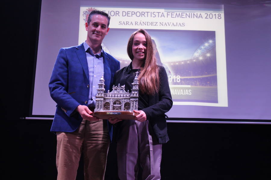 La futbolista Sara Rández y el piloto Unai Orradre recibieron la distinción junto a deportistas de otra docena de deportistas