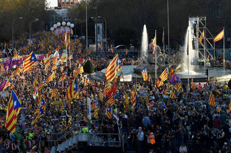 Colectivos independentistas catalanes se han concentrado este sábado en Madrid para pedir la liberta de los líderes políticos juzgados por el 'procés'.