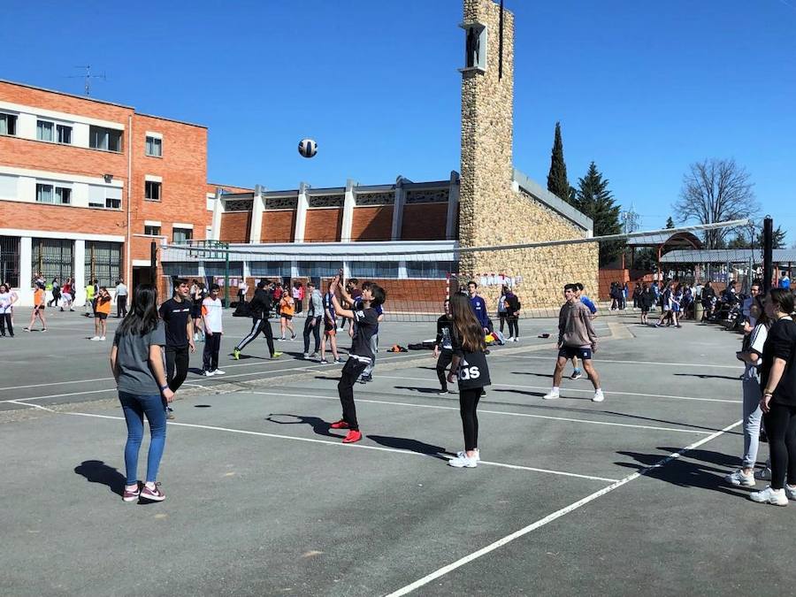 Más de 800 jóvenes se reúnen en el Bachillerato Santa María para jugar a fútbol, baloncesto y voleibol
