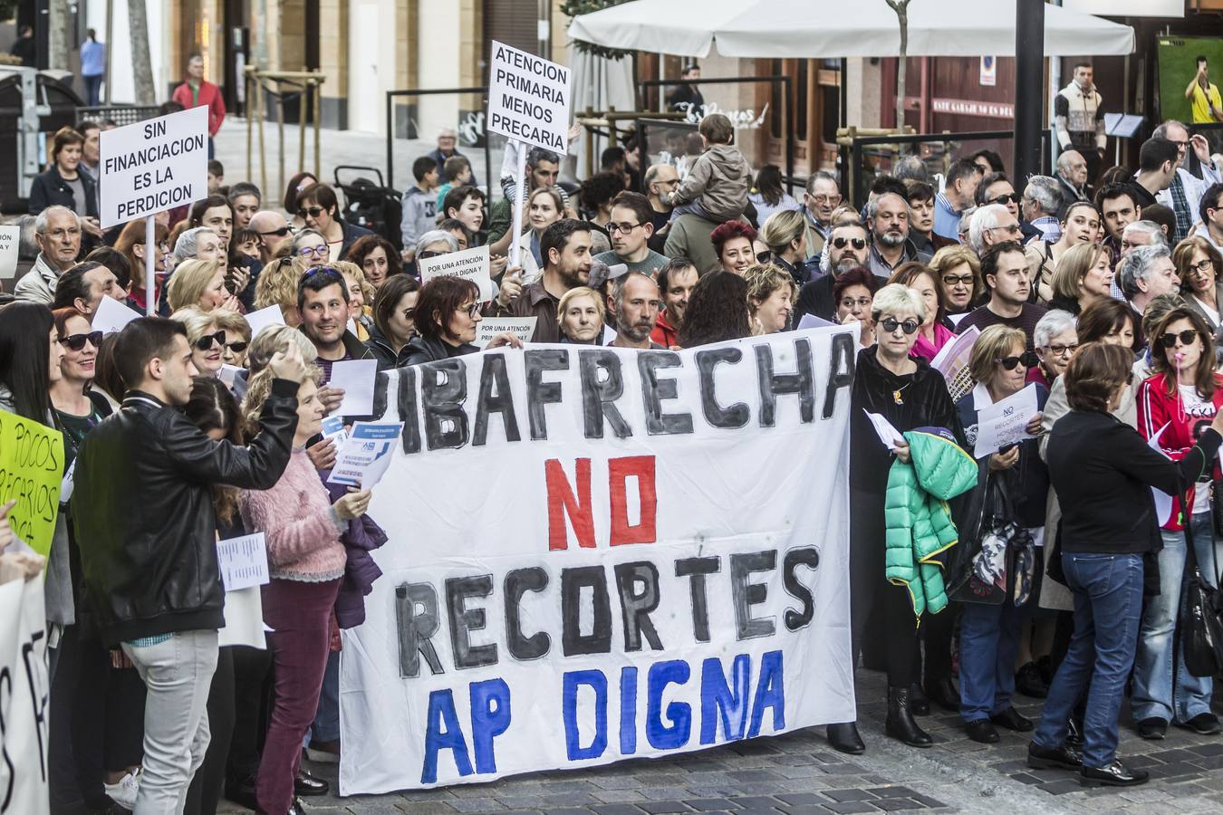 Cerca de un millar de personas se han manifestado este sábado en Logroño frente a la Consejería de Salud para pedir mejoras en la Atención Primaria.