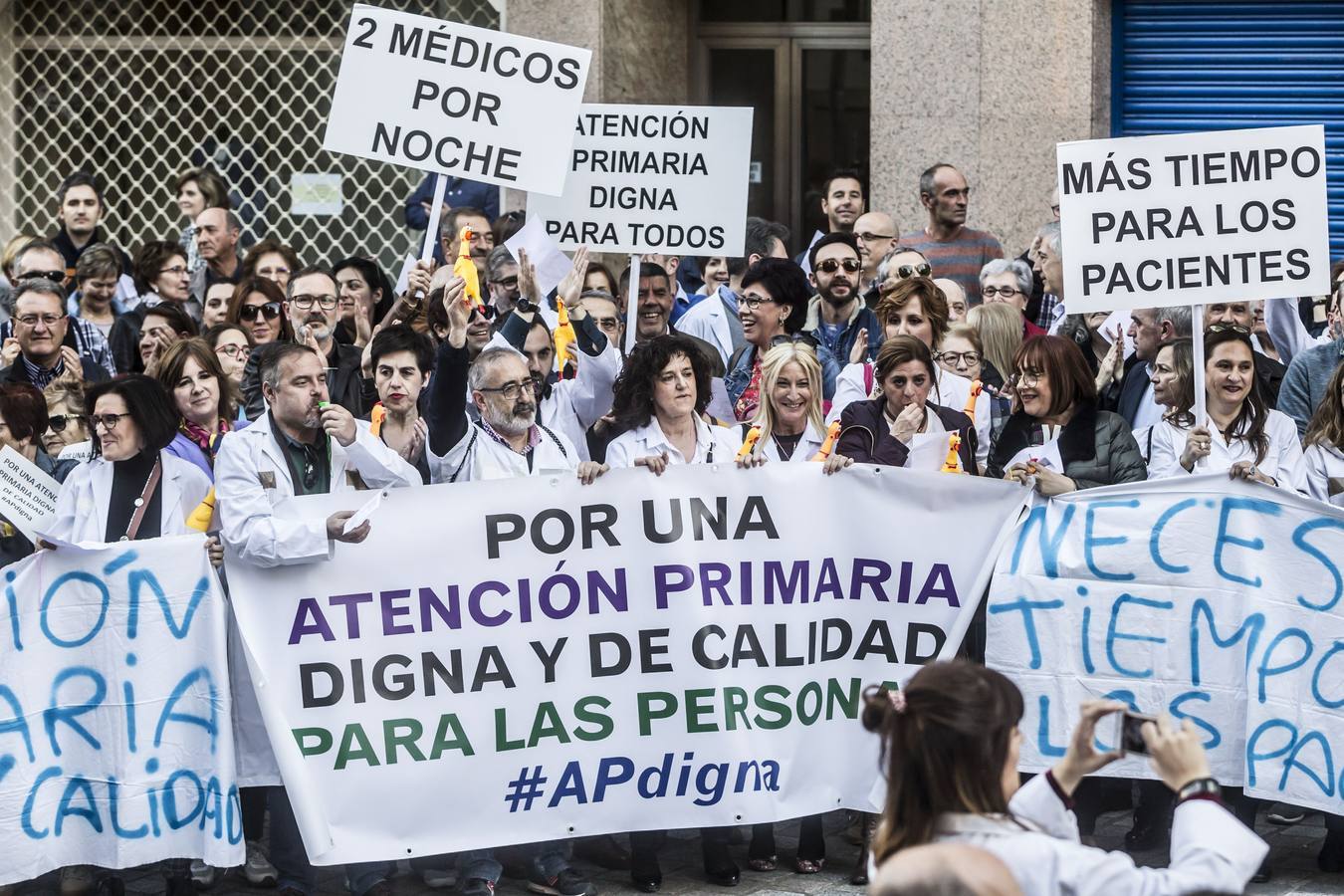 Cerca de un millar de personas se han manifestado este sábado en Logroño frente a la Consejería de Salud para pedir mejoras en la Atención Primaria.