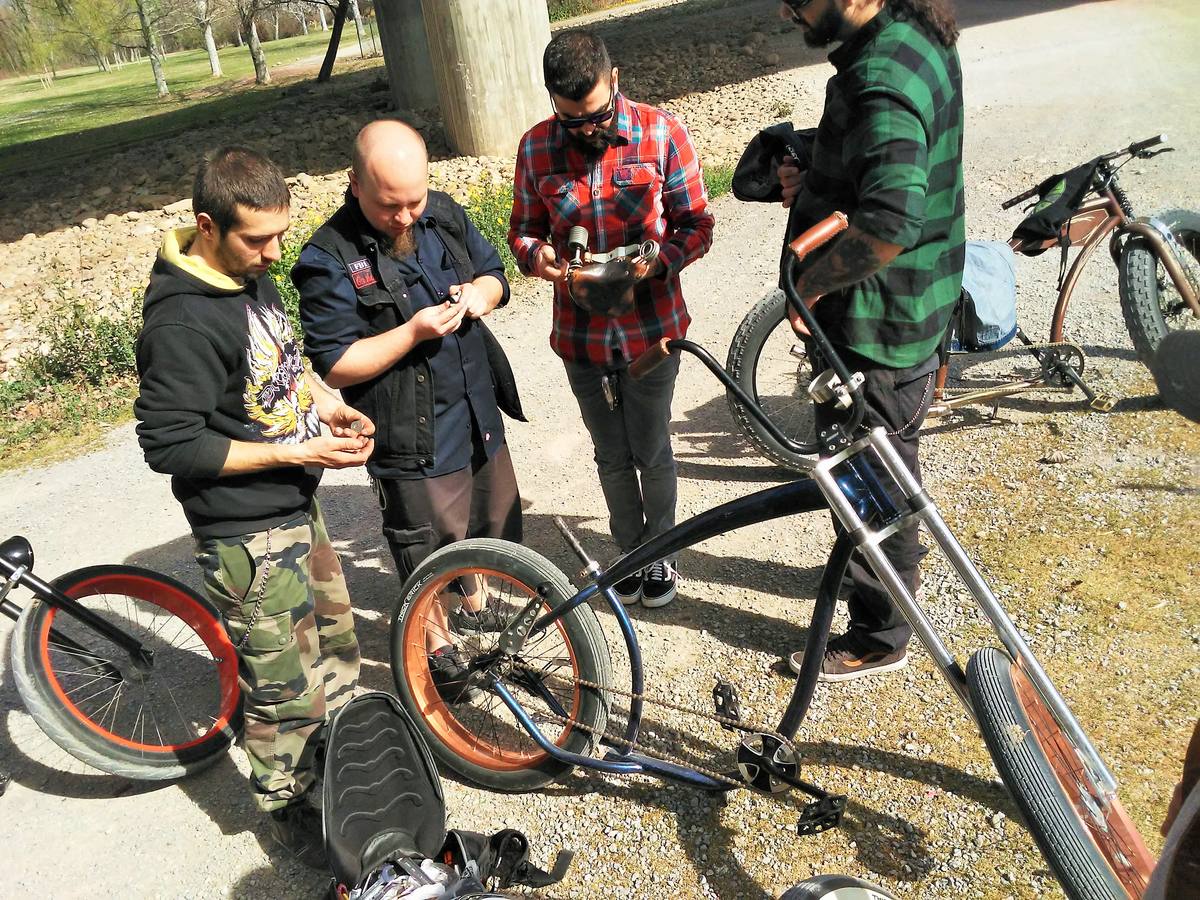 Un pelotón de máquinas artesanas y tuneadas se concentra y pasea por la capital riojana