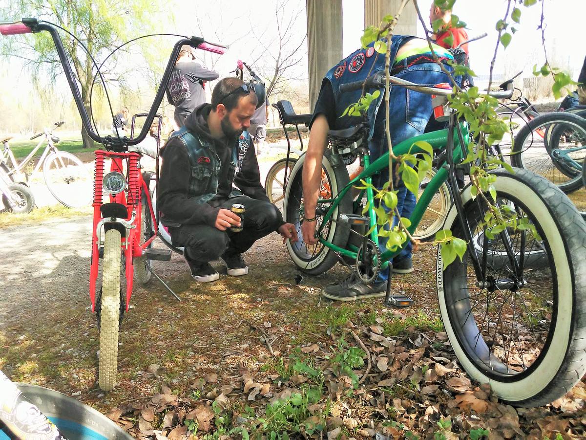 Un pelotón de máquinas artesanas y tuneadas se concentra y pasea por la capital riojana