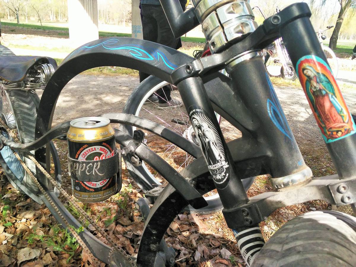 Un pelotón de máquinas artesanas y tuneadas se concentra y pasea por la capital riojana