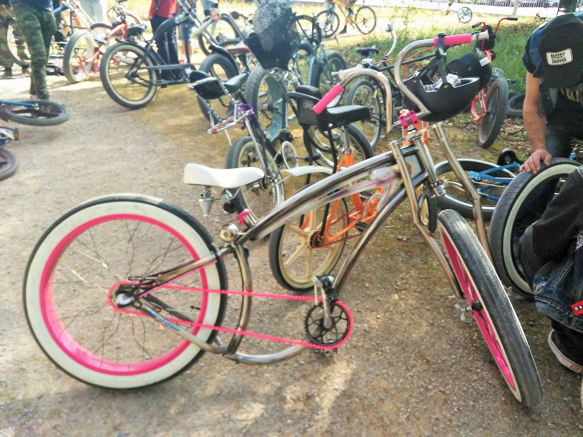 Un pelotón de máquinas artesanas y tuneadas se concentra y pasea por la capital riojana