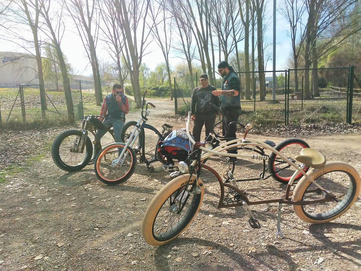 Un pelotón de máquinas artesanas y tuneadas se concentra y pasea por la capital riojana