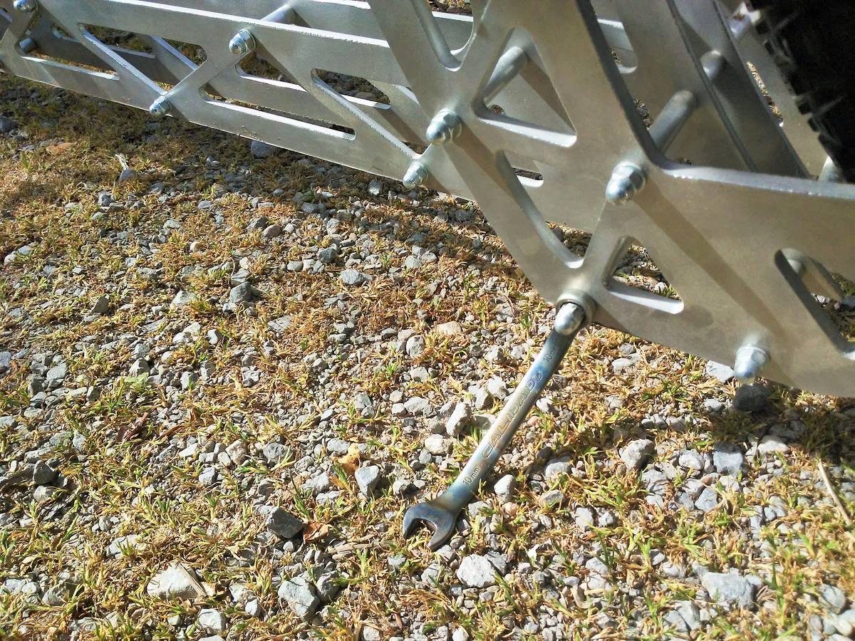 Un pelotón de máquinas artesanas y tuneadas se concentra y pasea por la capital riojana