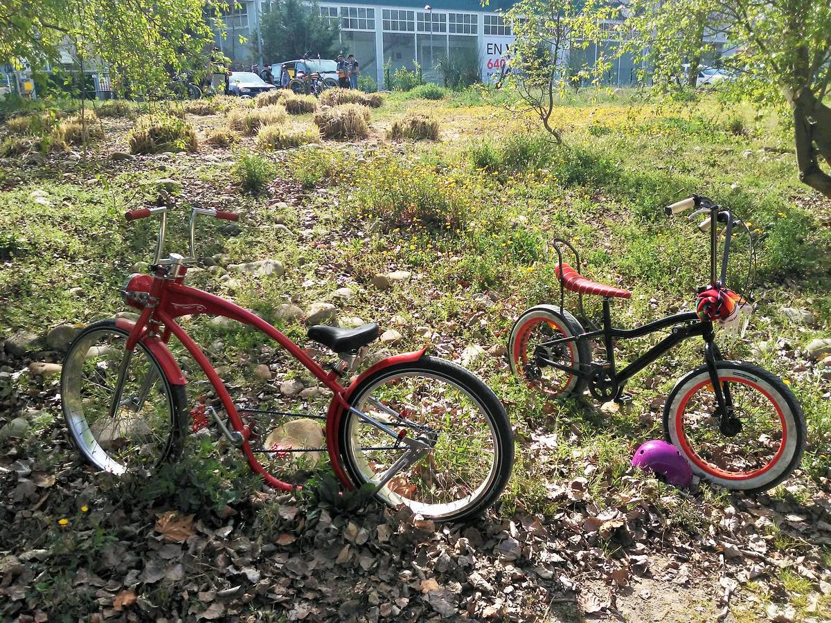Un pelotón de máquinas artesanas y tuneadas se concentra y pasea por la capital riojana