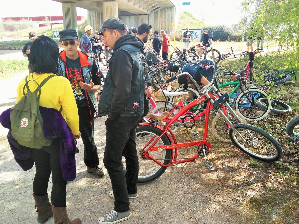 Un pelotón de máquinas artesanas y tuneadas se concentra y pasea por la capital riojana