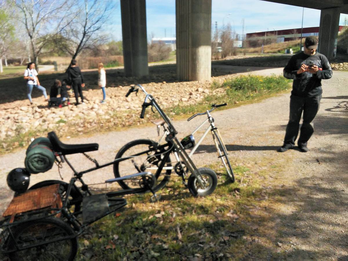 Un pelotón de máquinas artesanas y tuneadas se concentra y pasea por la capital riojana