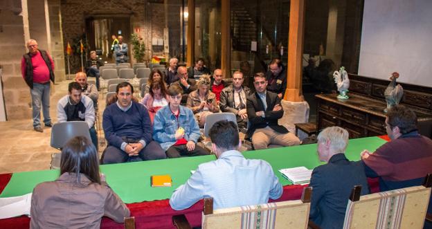 Acto de Vox celebrado ayer en el salón de usos múltiples del Ayuntamiento calceatense. :: 