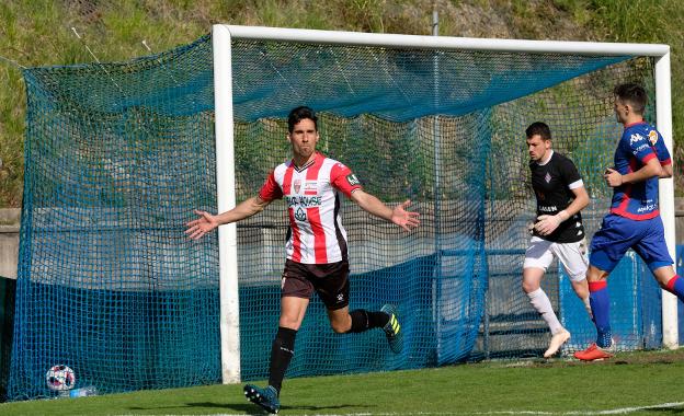 Rayco García festeja su gol, el que abrió el marcador a los dos minutos. ::