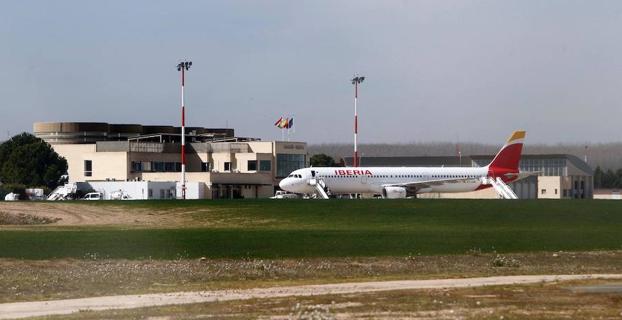 Imagen del Airbus de Iberia, durante su despegue ayer de Logroño con destino a Düsseldorf. ::