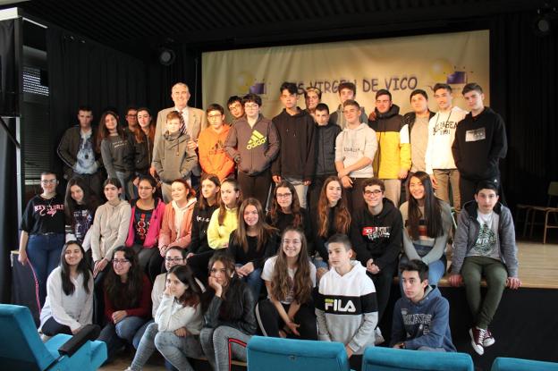 Los alumnos de 3º de la ESO del IES Virgen de Vico que participaron, junto al presidente del TSJR. 