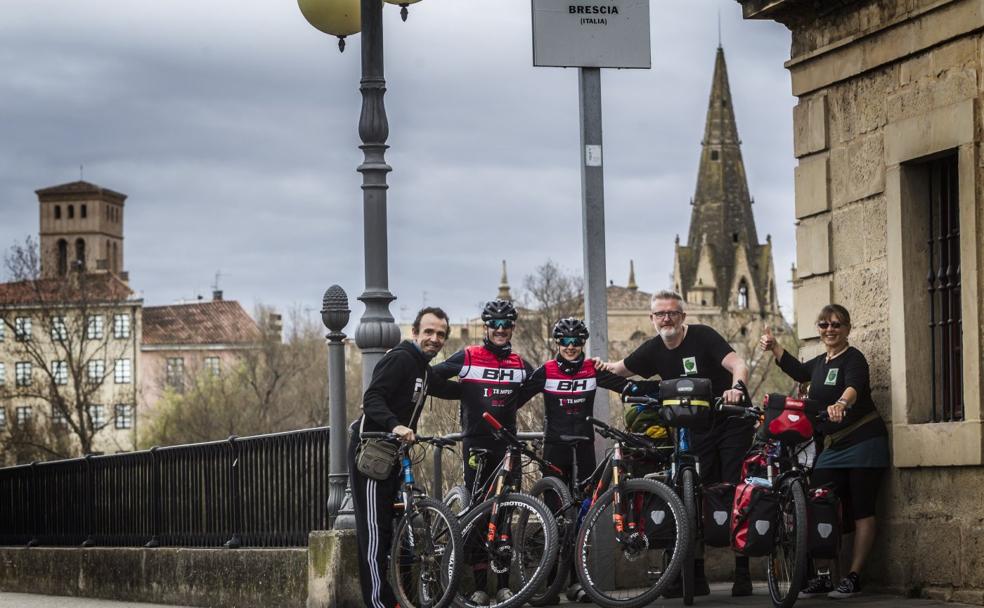 César Ochoa, Carlos Coloma, Rocío del Alba, Steve y Nicky, a la llegada de estos dos últimos ayer a Logroño