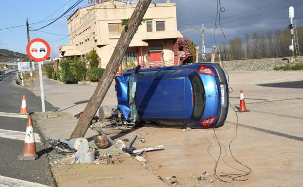 El coche estaba volcado junto al Tres Marqueses.