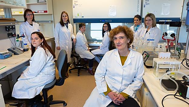 Belén Ayestarán con su grupo de investigación de Química, Tecnología Enológica y Análisis Estadísticos de la UR en las instalaciones del Instituto de Ciencias de la Vid y el Vino (ICVV). 