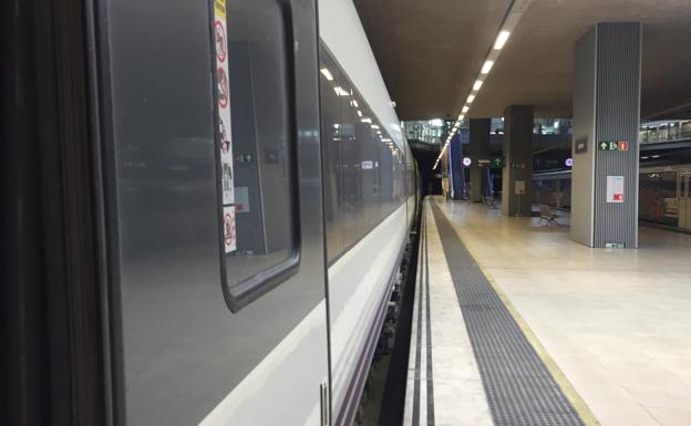 Imagen de las vías del tren tomada por uno de los pasajeros, esta mañana