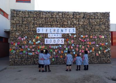 Imagen secundaria 1 - «Mi capacidad especial es la de inflar globos»