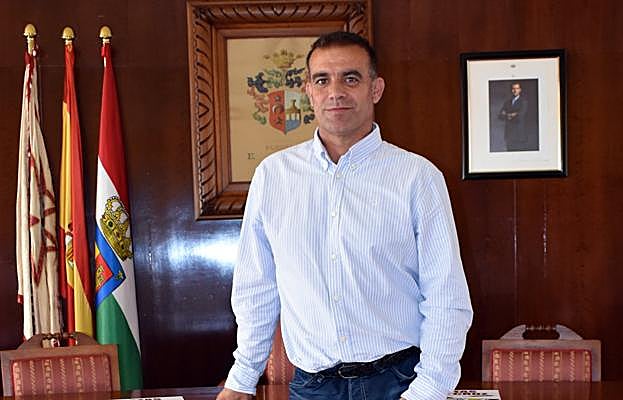 Alberto Peso, en el salón de plenos de Fuenmayor. 