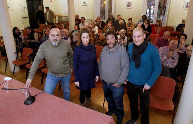 Julio Negueruela y Ana Parra, de la plataforma, con Sergio Larrauri y David Antón, de Rioxa Nostra, ayer en el Ateneo. :: jonathan herreros