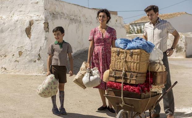 Asier Flores, Penélope Cruz y Raúl Arévalo en 'Dolor y gloria'.