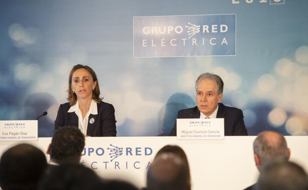 La directora general de Transporte de REE, Eva Pagán, y el director general de Operación del grupo, Miguel Duvisón, durante la rueda de prensa que han ofrecido esta mañana en Madrid.