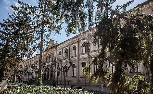 El IES Sagasta, dominando la Glorieta del Doctor Zubía en pleno centro de Logroño.