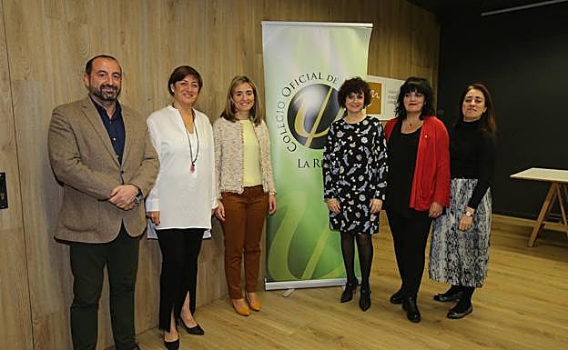 Imagen principal - Arriba, Antonio Mendoza, Pilar Montes, Cristina Maiso, Celia Sanz, Ascensión Briz y Silvia Landa. Abajo, a la derecha, José María Herce, junto a Ascensión Briz y María del Pilar Briz. A la izquierda, Estrella Fernández, con Carmen López y María López.