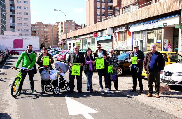 Vecinos, hosteleros y comerciantes de Albia de Castro muestran los carteles distribuidos. :: d. uriel