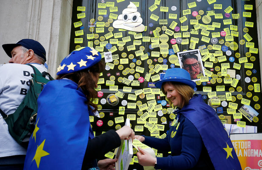 Un millón de británicos, según los organizadores, procedentes de las islas escocesas, de Bristol, Mánchester o Leeds se han manifestado por el centro de Londres para exigir que se celebre un segundo referéndum sobre el 'Brexit'.