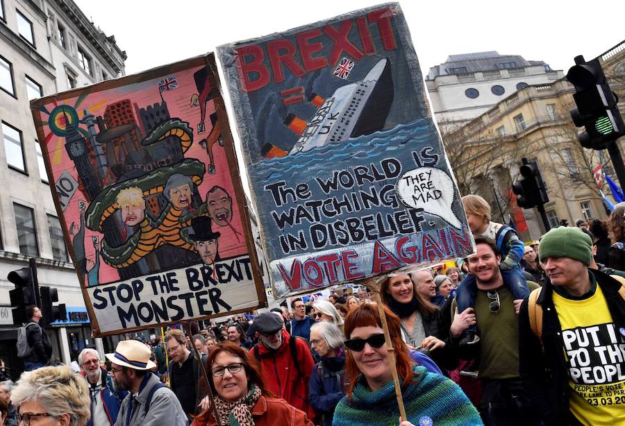 Un millón de británicos, según los organizadores, procedentes de las islas escocesas, de Bristol, Mánchester o Leeds se han manifestado por el centro de Londres para exigir que se celebre un segundo referéndum sobre el 'Brexit'.