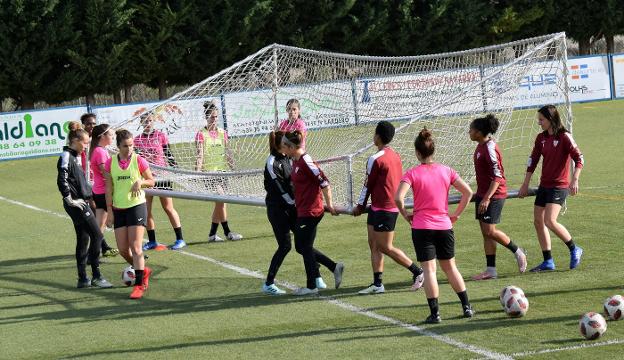 Las jugadoras del EDF Logroño cargan con una portería en un entrenamiento. 