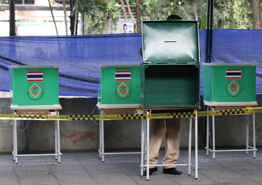 Los tailandeses votan este domingo en las primeras elecciones legislativas que se celebran en el país desde que la junta militar llegó al poder mediante un golpe de Estado en 2014.