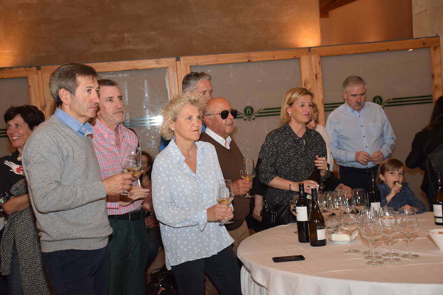 Los asistentes tuvieron ocasión de probar los caldos de la bodega de Briñas