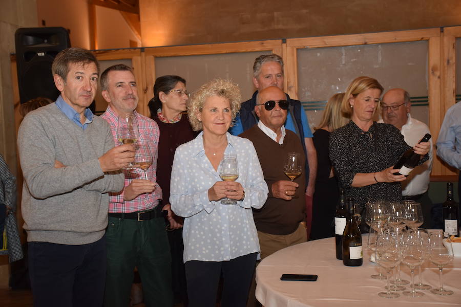 Los asistentes tuvieron ocasión de probar los caldos de la bodega de Briñas