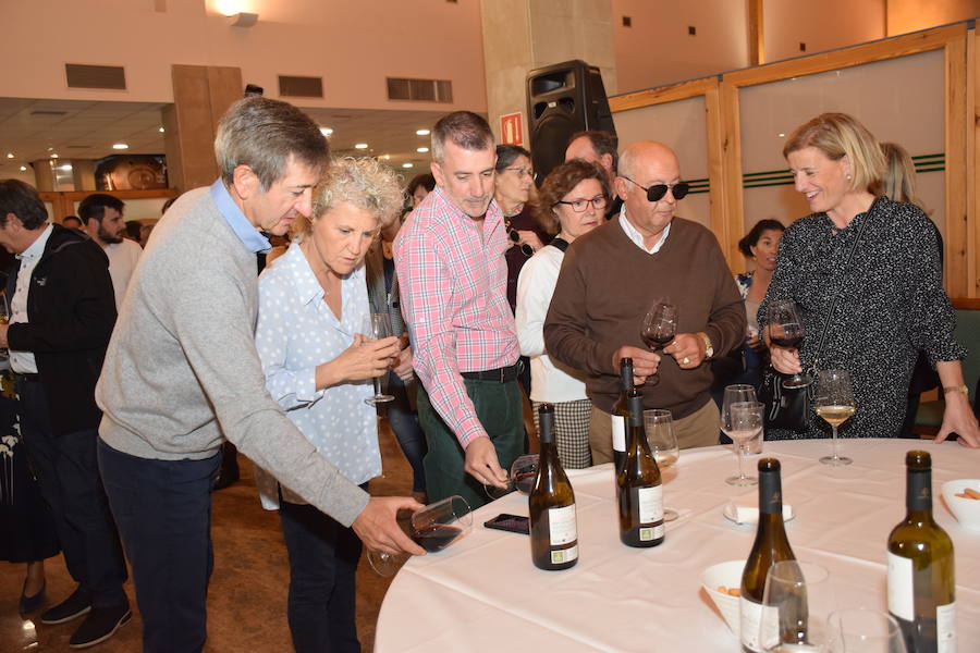 Los asistentes tuvieron ocasión de probar los caldos de la bodega de Briñas