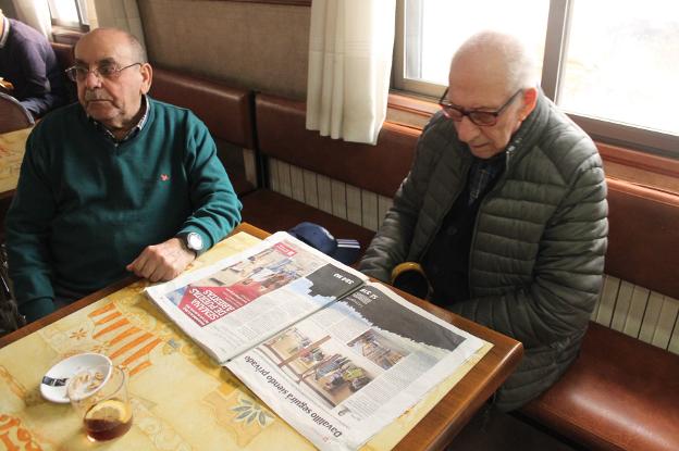 Un vecino de San Asensio lee la noticia del sondeo popular. 