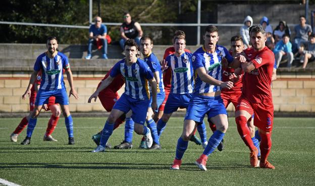 Echaide y varios jugadores rojillos esperan una falta el sábado en Tabira. :: s.m.
