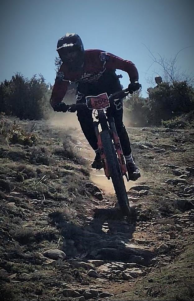 Víctor Sáenz Durán en pleno descenso del enduro de ayer en La Rioja Bike Festival. :: ELEDU73