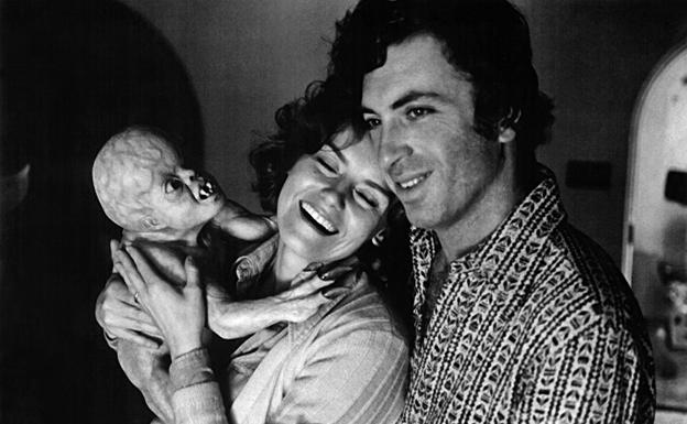 Larry Cohen, junto a Sharon Farrell, en el rodaje de '¡Está vivo!'.