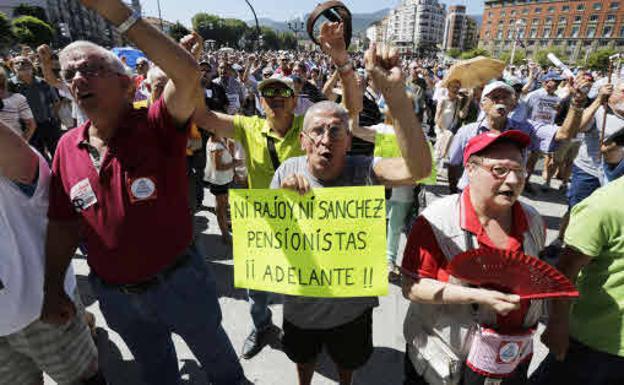 Pensionistas manifestándose contra el Gobierno. Archivo