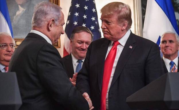 El presidente de EE UU, Donald Trump, estrecha la mano de su homólogo israelí, Benjamin Netanyahu.
